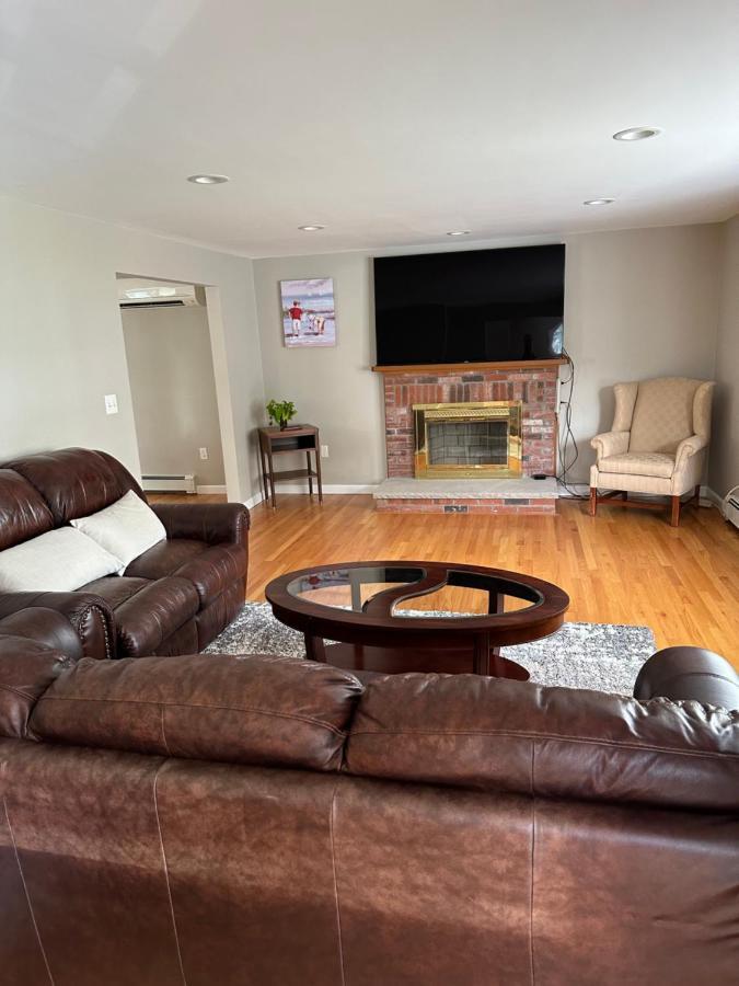 Room In Single Family House - Suburban Neighborhood In بوسطن المظهر الخارجي الصورة