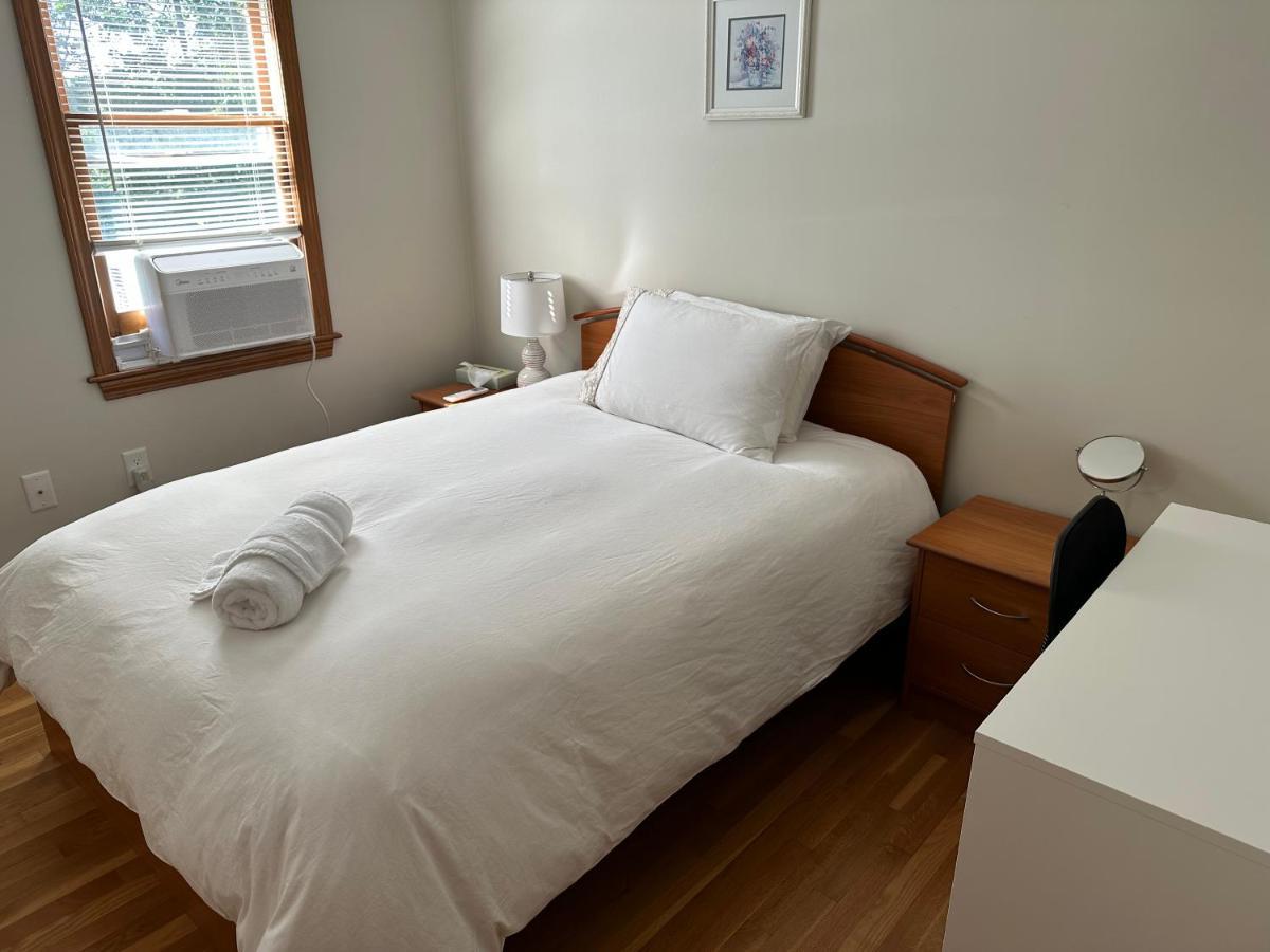 Room In Single Family House - Suburban Neighborhood In بوسطن الغرفة الصورة